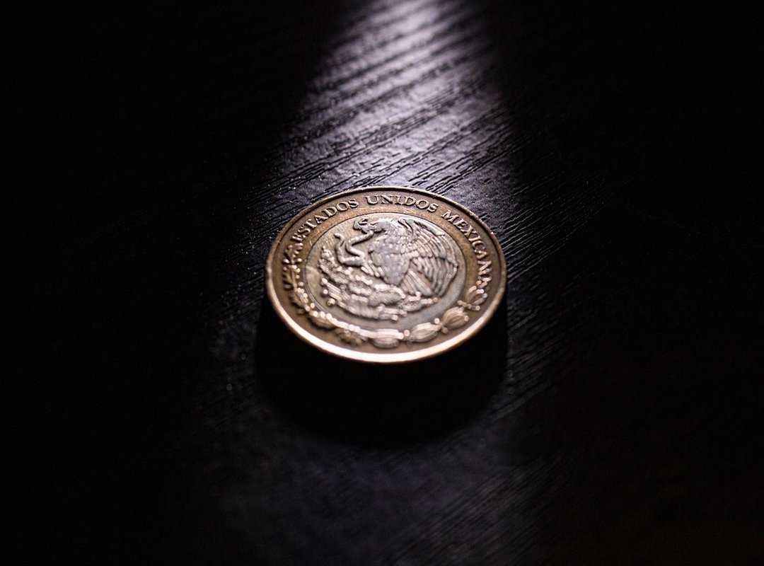 ¿Por Qué Fluctúa el Valor del Peso Mexicano y Chileno?